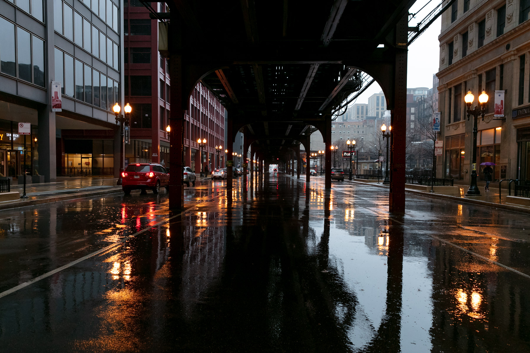 Wabash Avenue, usually busy during the height of evening rush hour, remains quiet as many citizens stay home during the COVID-19 pandemic. (DePaul University/Randall Spriggs)